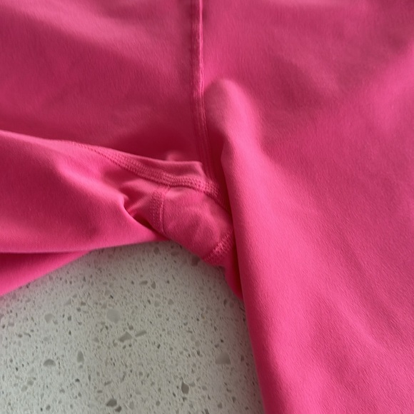 ALO YOGA PARADISE PINK BIKER SHORTS - Picture 4 of 4